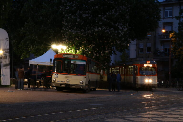 Nachtbild mit einer historischen Straßenbahn von der VGF und einem historischen Bus von der VGF bei Nacht der Museen am Zoo in Frankfurt am Main.